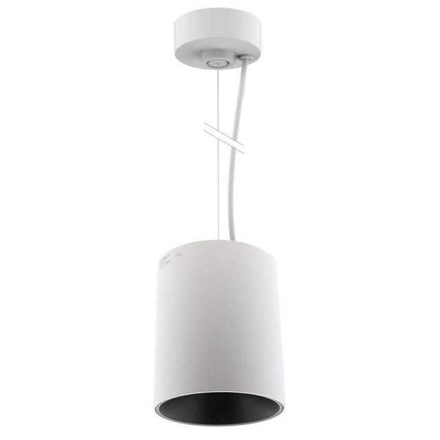 Lámpara suspendida que permite alojar el LED profesional HOTEL SPOT LED de Ø55 de 9 ó 15W para la iluminación general de todo tipo de ambientes. De estilo minimalista fabricado en aluminio de alta calidad y lacado en color blanco mate. Ideal para proyectos profesionales. Incluye reflector basculante.