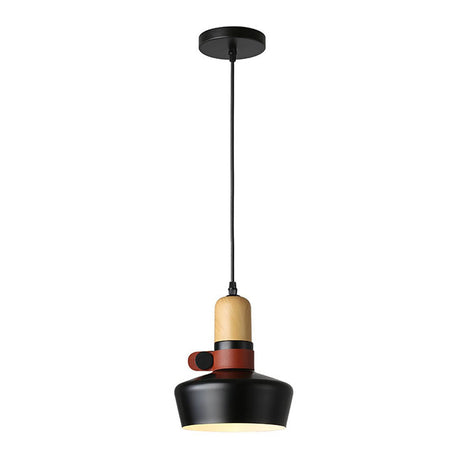TROI es una colección de lámparas colgantes con un cuerpo hecho de aluminio lacado, madera y detalle en cuero para envolver la bombilla que se convierte en un punto esencial de la luz. 