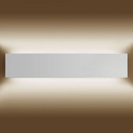 Aplique LED de pared funcional y decorativo de diseño moderno y minimalista en color plata. Permite generar un tipo de luz difusa y homogénea. Los apliques de pared Led suelen ser luminarias que complementan a la iluminación principal siendo un elemento importante en la decoración de los más variados ambientes. Lacado en color blanco.