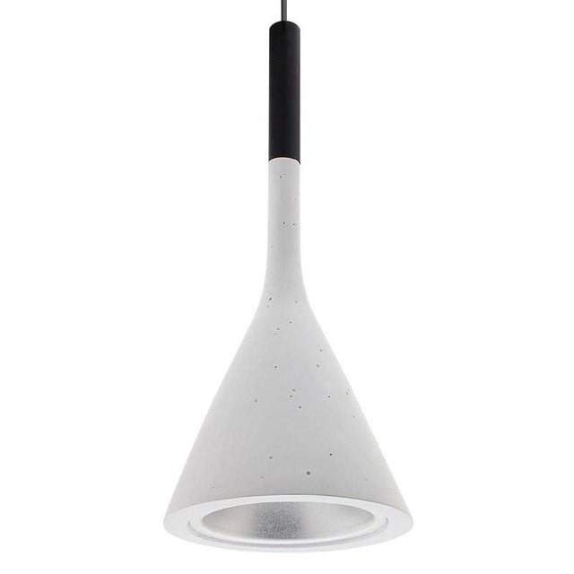 NEMO es una colección lámparas colgantes con un cuerpo hecho de resina y una lámina de aluminio de alta calidad y lacado en color para envolver la bombilla que se convierte en un punto esencial de la luz. Réplica inspirada en la popular lámpara de Tom Dixon.