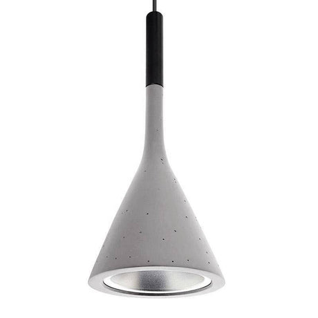 NEMO es una colección lámparas colgantes con un cuerpo hecho de resina y una lámina de aluminio de alta calidad y lacado en color gris para envolver la bombilla que se convierte en un punto esencial de la luz. Réplica inspirada en la popular lámpara de Tom Dixon.