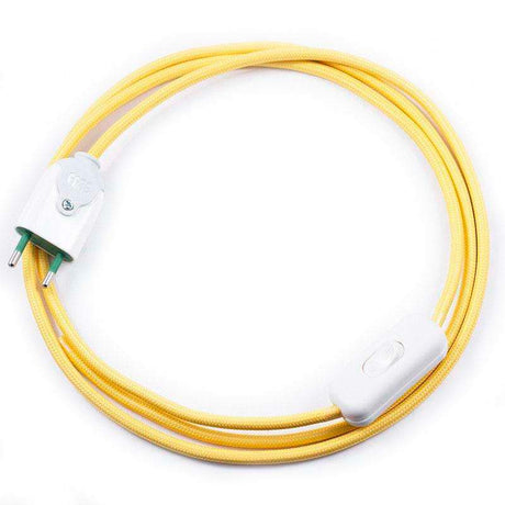 Cable eléctrico textil con interruptor y enchufe. Consta de dos hilos de sección 2x0,75mm y aislamiento de PVC. Capacidad de corriente de 6A.
