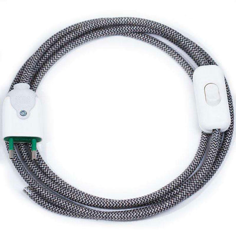 Cable eléctrico textil con interruptor y enchufe. Consta de dos hilos de sección 2x0,75mm y aislamiento de PVC. Capacidad de corriente de 6A.