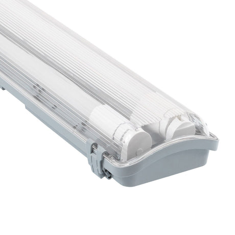 Pantalla Estanca Slim para dos Tubos LED 60cm IP65 Conexión un Lateral nos permite instalar dos tubos T8 y mantenerlos protegidos del polvo y la humedad. Se puede adaptar fácilmente para tubos con conexión a dos laterales.