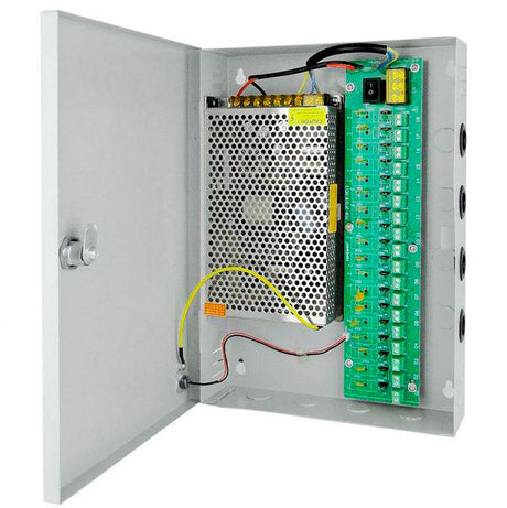 Caja metálica con fuente de alimentación y panel con 18 puertos de conexión, voltaje de salida ajustable ±10%, dimensiones reducidas, refrigeración de la fuente por convección natural y protección contra sobrecargas y sobretensiones.