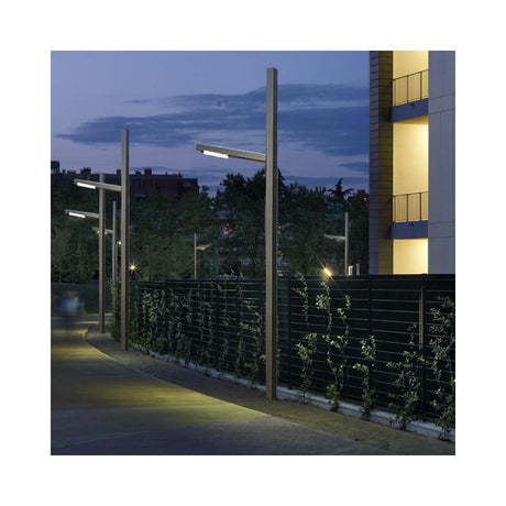 La Farola LED 50W dará a la ciudad la iluminación específica para los espacios urbanos. La luminaria incluye 1 Modulo Óptico de 84 diodos LEDs SMD3030 2D, de Lumileds. Su ángulo de apertura es de 136ºx78º. Gracias a su gran disipación la vida útil del producto es mucho mayor. La gama de columnas Blad cubre cualquier tipo de exigencia gracias a sus múltiples modelos.