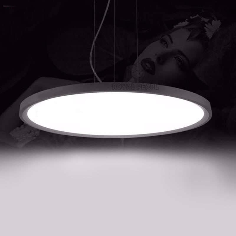 Luminaria de suspensión que permite múltiples composiciones creativas en combinación con otras lámparas SARTE ROUND. La difusión de la luz en toda la superficie a través de un policarbonato opalizado de alta difusión crea un ambiente perfecto para cualquier estancia.