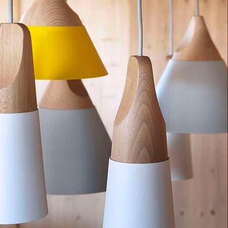 Lámpara colgante para Bombillas LED E27. KONO es una colección de lámparas colgantes, con un cuerpo hecho de madera maciza y una lámina de aluminio de alta calidad y lacado en color para envolver la bombilla que se convierte en un punto esencial de la luz.