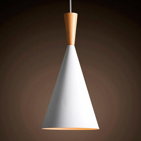 VITE es una lámparas colgantes con un cuerpo hecho de madera maciza y una lámina de aluminio de alta calidad y lacado en color blanco para envolver la bombilla que se convierte en un punto esencial de la luz. Réplica inspirada en la popular lámpara de Tom Dixon.