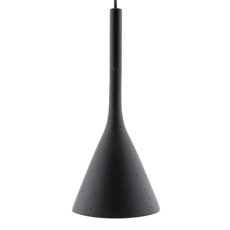 NEMO es una colección de lámparas colgantes con un cuerpo hecho de resina y una lámina de aluminio de alta calidad y lacado en color negro para envolver la bombilla que se convierte en un punto esencial de la luz. Réplica inspirada en la popular lámpara de Tom Dixon.