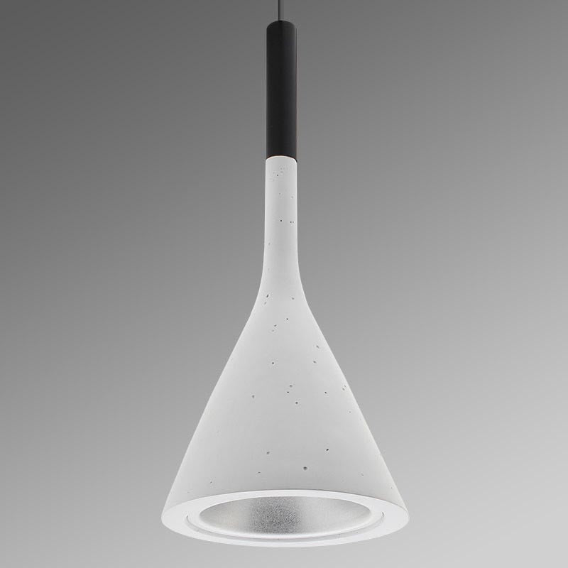 NEMO es una colección lámparas colgantes con un cuerpo hecho de resina y una lámina de aluminio de alta calidad y lacado en color para envolver la bombilla que se convierte en un punto esencial de la luz. Réplica inspirada en la popular lámpara de Tom Dixon.