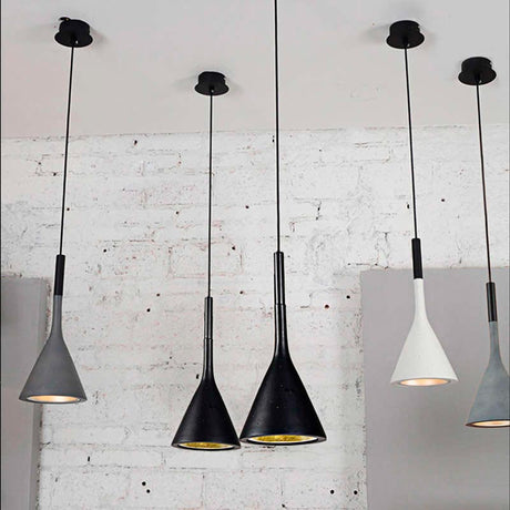 NEMO es una colección lámparas colgantes con un cuerpo hecho de resina y una lámina de aluminio de alta calidad y lacado en color gris para envolver la bombilla que se convierte en un punto esencial de la luz. Réplica inspirada en la popular lámpara de Tom Dixon.