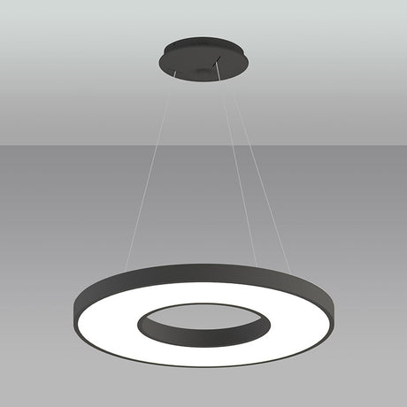 Luminaria de suspensión LED que permite múltiples composiciones creativas en combinación con otras lámparas RING. La difusión de la luz en todo el anillo a través de un policarbonato opalizado de alta difusión crea un ambiente perfecto para cualquier estancia. Con driver Triac regulable. Lacada en color negro.