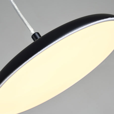 Luminaria de suspensión que permite múltiples composiciones creativas en combinación con otras lámparas SATO. La difusión de la luz en toda la superficie a través de un policarbonato opalizado de alta difusión crea un ambiente perfecto para cualquier estancia.