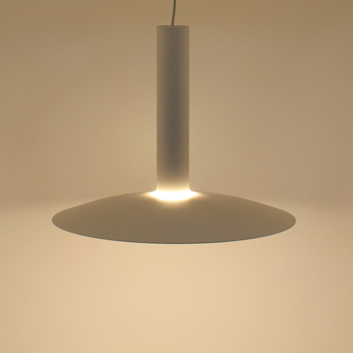 La Lámpara Colgante led CONE combina un diseño único y elegante con unos acabados de máxima calidad. Este tipo de lámparas de diseño nos permiten dar ese toque colorido que aportará personalidad a cualquier espacio convirtiéndolo en algo único.