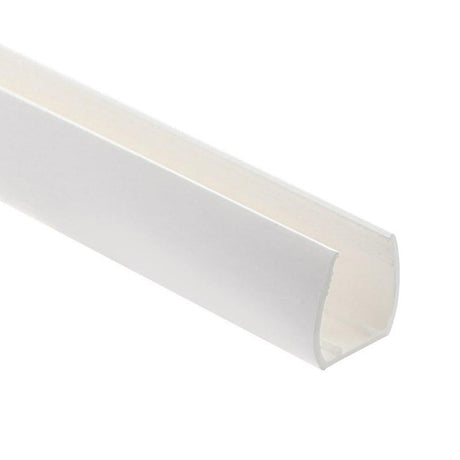 El carril de PVC para LED NEON es perfecto para realizar instalaciones profesionales y sujetar firmemente los diversos tramos. INCLUYE: perfil de PVC de color blanco de 1 metro de longitud.