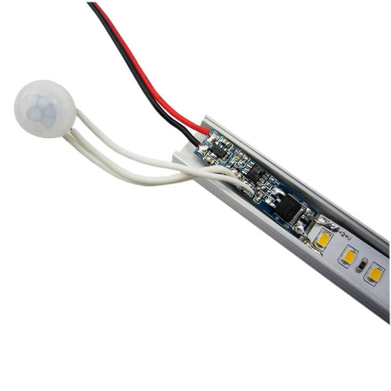 Sensor PIR de reducido tamaño (40x10mm)para instalar en perfil que se conecta directamente a la tira led monocolor y permite encenderla automáticamente cuando detecta movimiento.