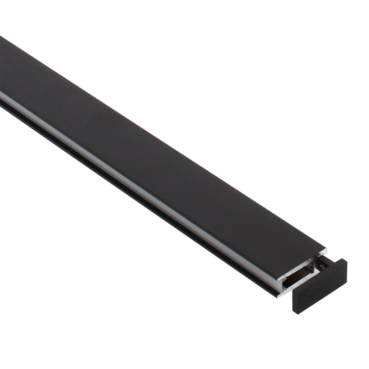 Perfil de aluminio lacado en color negro mate de 1 metro de longitud para instalaciones profesionales. Con el nuevo perfil PHANTER se consiguen impresionantes composiciones en iluminación suspendida que realzan cualquier espacio.