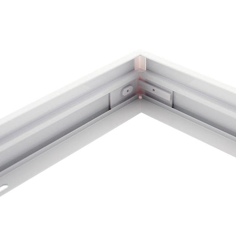Herrajes fabricados en aluminio lacado en color blanco especialmente diseñados para la instalación de paneles led en superficie. Instalación rápida y sencilla para todo tipo de techos.