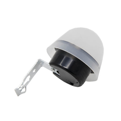 Sensor crepuscular para instalación en interiores con protección IP20. Permite el encendido / apagado de luminarias en función de la luz ambiente. Soporta una carga de hasta 10 amperios (2200W).