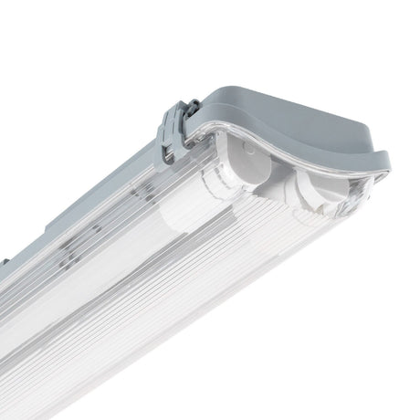 Pantalla Estanca Slim para dos Tubos LED 60cm IP65 Conexión un Lateral nos permite instalar dos tubos T8 y mantenerlos protegidos del polvo y la humedad. Se puede adaptar fácilmente para tubos con conexión a dos laterales.