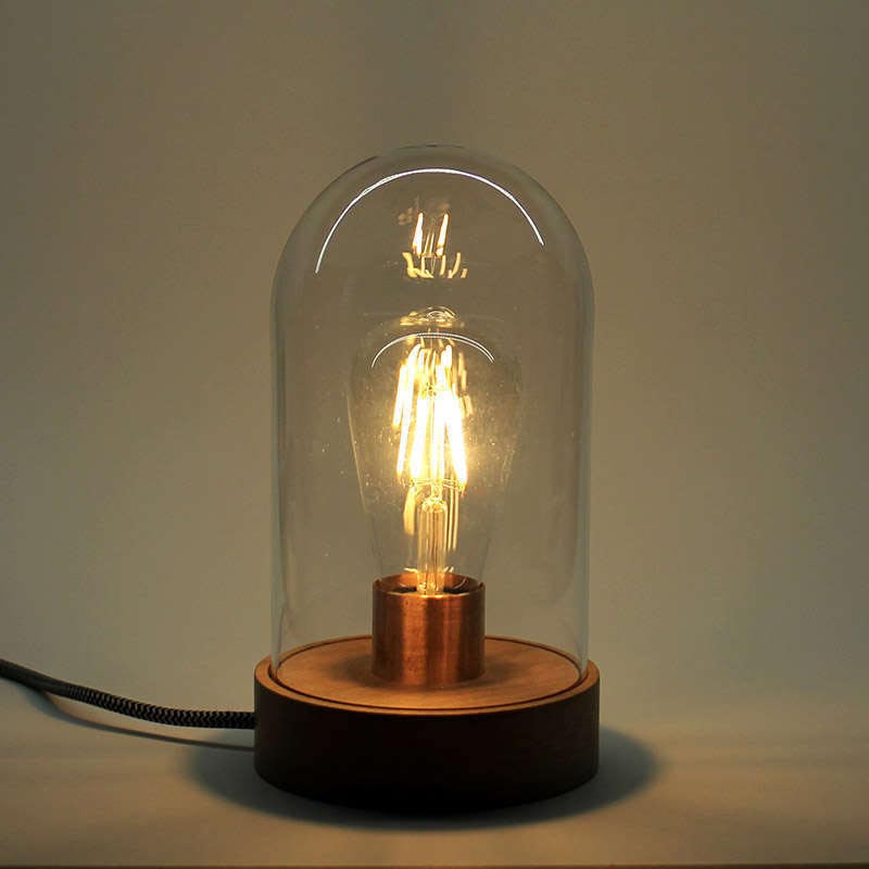 Una luminaria evocadora del recuerdo de décadas pasadas, una lámpara que muestra la simplicidad del primer emisor de luz. Una bombilla filamentosa ególatra, protegida por un fanal de vidrio.