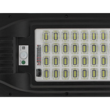 Farola LED que incorpora un sistema de alumbrado autónomo mediante energía solar. Incorpora sensor de luminosidad y movimiento.  Ideal para su instalación donde la red de energía eléctrica no puede llegar. Incluye mando a distancia para su control y configuración.