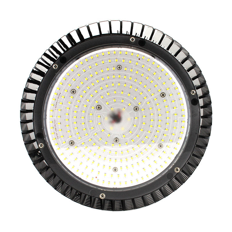 Luminaria industrial con sistema de alimentación de estado sólido IC. Incluye reflector de aluminio de 120° de color negro exterior e interior blanco. Con anillo y cadena de sujección.