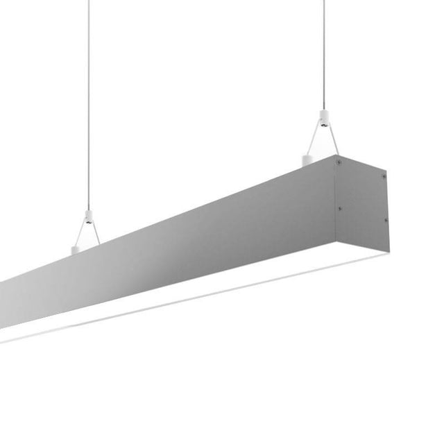 Luminaria de suspensión lineal de aluminio anodizado color silver y con una longitud de 2 metros que ofrece una iluminación general a través del difusor de policarbonato opal que crea un ambiente perfecto para cualquier estancia. Regulación de intensidad 0-10V.