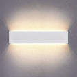 Elegante aplique LED de pared de diseño minimalista. Permite generar un tipo de luz difusa y homogénea a la vez. Son elementos funcionales y decorativos. Los apliques de pared Led suelen ser luminarias que complementan a la iluminación principal siendo un elemento importante en la decoración de los más variados ambientes.