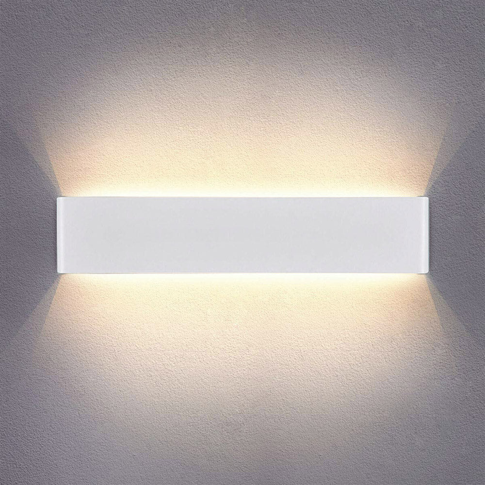 Elegante aplique LED de pared de diseño minimalista. Permite generar un tipo de luz difusa y homogénea a la vez. Son elementos funcionales y decorativos. Los apliques de pared Led suelen ser luminarias que complementan a la iluminación principal siendo un elemento importante en la decoración de los más variados ambientes.