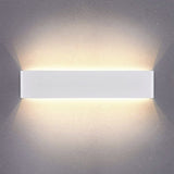 Elegante aplique LED de pared de diseño minimalista. Permite generar un tipo de luz difusa y homogénea a la vez. Son elementos funcionales y decorativos. Los apliques de pared Led suelen ser luminarias que complementan a la iluminación principal siendo un elemento importante en la decoración de los más variados ambientes.