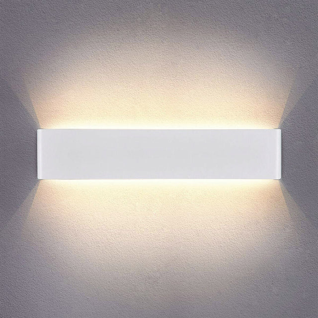 Elegante aplique LED de pared de diseño minimalista. Permite generar un tipo de luz difusa y homogénea a la vez. Son elementos funcionales y decorativos. Los apliques de pared Led suelen ser luminarias que complementan a la iluminación principal siendo un elemento importante en la decoración de los más variados ambientes.