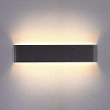 Elegante aplique LED de pared de diseño minimalista. Permite generar un tipo de luz difusa y homogénea a la vez. Son elementos funcionales y decorativos. Los apliques de pared Led suelen ser luminarias que complementan a la iluminación principal siendo un elemento importante en la decoración de los más variados ambientes.