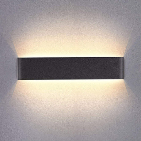 Elegante aplique LED de pared de diseño minimalista. Permite generar un tipo de luz difusa y homogénea a la vez. Son elementos funcionales y decorativos. Los apliques de pared Led suelen ser luminarias que complementan a la iluminación principal siendo un elemento importante en la decoración de los más variados ambientes.