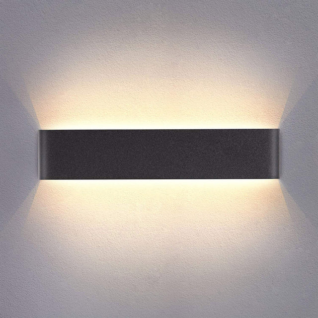 Elegante aplique LED de pared de diseño minimalista. Permite generar un tipo de luz difusa y homogénea a la vez. Son elementos funcionales y decorativos. Los apliques de pared Led suelen ser luminarias que complementan a la iluminación principal siendo un elemento importante en la decoración de los más variados ambientes.