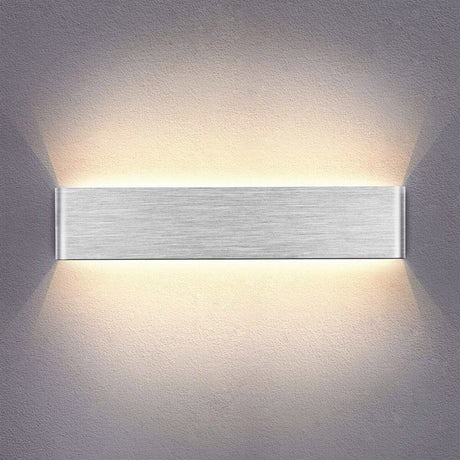 Elegante aplique LED de pared de diseño minimalista. Permite generar un tipo de luz difusa y homogénea a la vez. Son elementos funcionales y decorativos. Los apliques de pared Led suelen ser luminarias que complementan a la iluminación principal siendo un elemento importante en la decoración de los más variados ambientes.