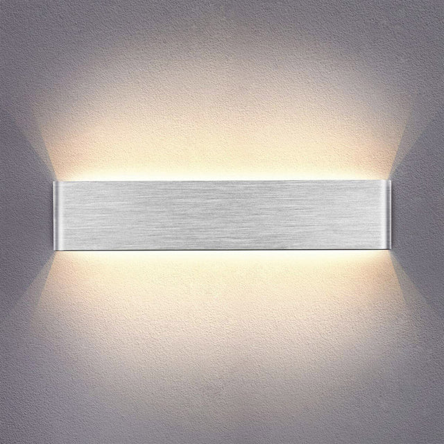 Elegante aplique LED de pared de diseño minimalista. Permite generar un tipo de luz difusa y homogénea a la vez. Son elementos funcionales y decorativos. Los apliques de pared Led suelen ser luminarias que complementan a la iluminación principal siendo un elemento importante en la decoración de los más variados ambientes.