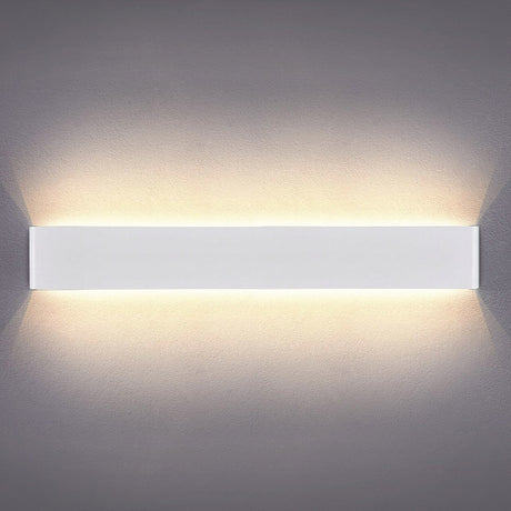 Elegante aplique LED de pared de diseño minimalista. Permite generar un tipo de luz difusa y homogénea a la vez. Son elementos funcionales y decorativos. Los apliques de pared Led suelen ser luminarias que complementan a la iluminación principal siendo un elemento importante en la decoración de los más variados ambientes.