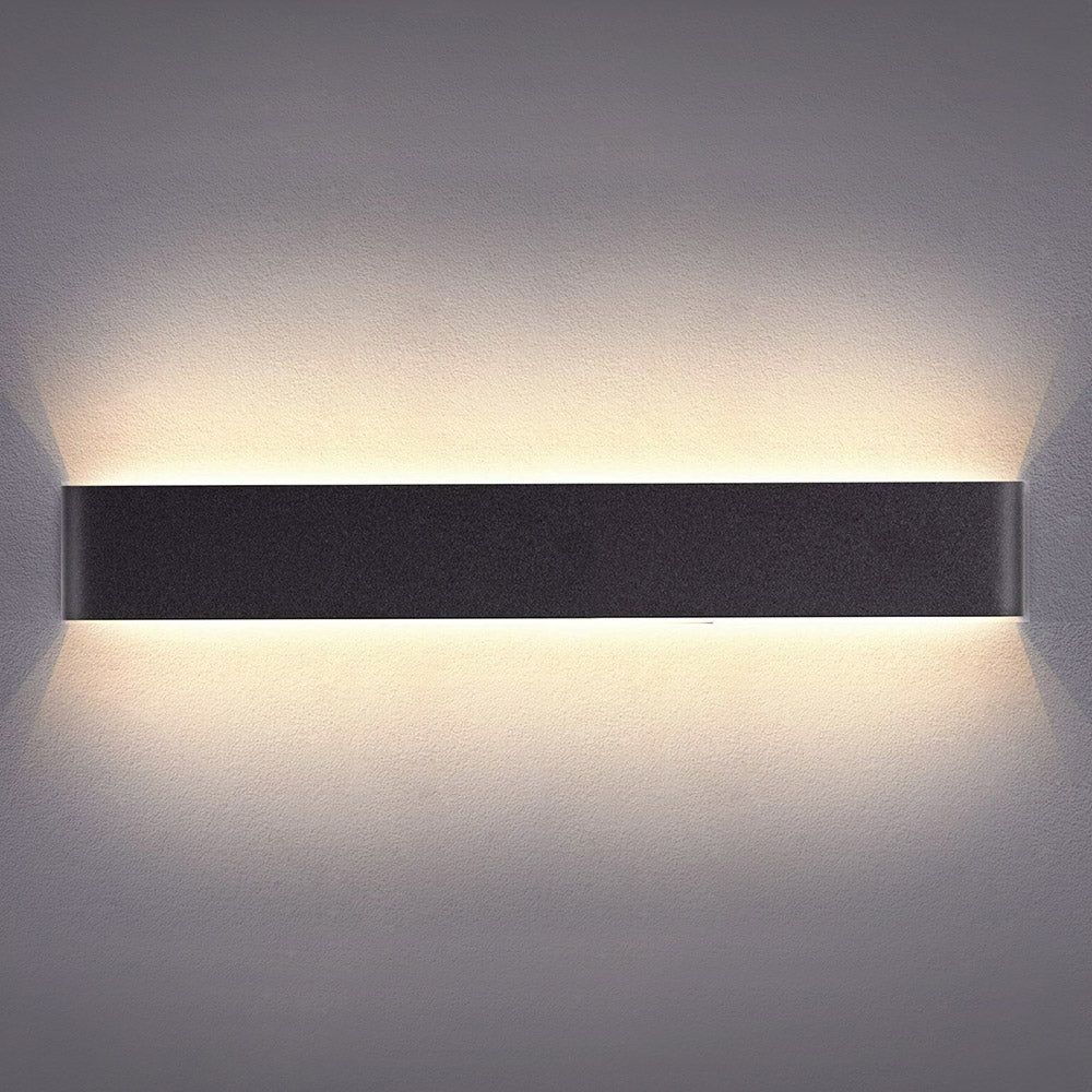 Elegante aplique LED de pared de diseño minimalista. Permite generar un tipo de luz difusa y homogénea a la vez. Son elementos funcionales y decorativos. Los apliques de pared Led suelen ser luminarias que complementan a la iluminación principal siendo un elemento importante en la decoración de los más variados ambientes.