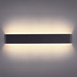 Elegante aplique LED de pared de diseño minimalista. Permite generar un tipo de luz difusa y homogénea a la vez. Son elementos funcionales y decorativos. Los apliques de pared Led suelen ser luminarias que complementan a la iluminación principal siendo un elemento importante en la decoración de los más variados ambientes.