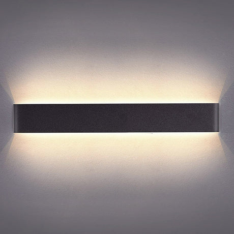 Elegante aplique LED de pared de diseño minimalista. Permite generar un tipo de luz difusa y homogénea a la vez. Son elementos funcionales y decorativos. Los apliques de pared Led suelen ser luminarias que complementan a la iluminación principal siendo un elemento importante en la decoración de los más variados ambientes.