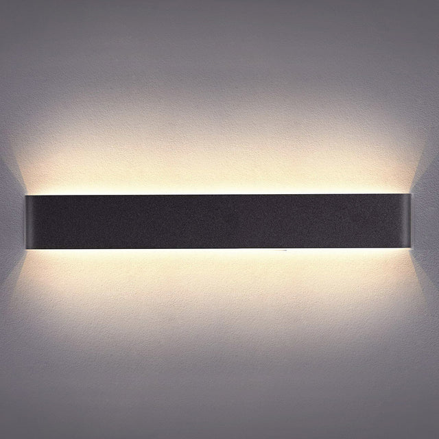 Elegante aplique LED de pared de diseño minimalista. Permite generar un tipo de luz difusa y homogénea a la vez. Son elementos funcionales y decorativos. Los apliques de pared Led suelen ser luminarias que complementan a la iluminación principal siendo un elemento importante en la decoración de los más variados ambientes.