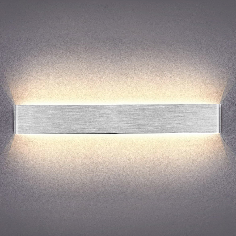 Elegante aplique LED de pared de diseño minimalista. Permite generar un tipo de luz difusa y homogénea a la vez. Son elementos funcionales y decorativos. Los apliques de pared Led suelen ser luminarias que complementan a la iluminación principal siendo un elemento importante en la decoración de los más variados ambientes.