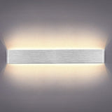 Elegante aplique LED de pared de diseño minimalista. Permite generar un tipo de luz difusa y homogénea a la vez. Son elementos funcionales y decorativos. Los apliques de pared Led suelen ser luminarias que complementan a la iluminación principal siendo un elemento importante en la decoración de los más variados ambientes.