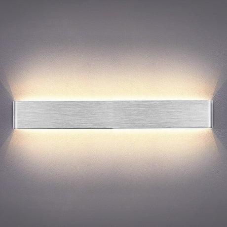 Elegante aplique LED de pared de diseño minimalista. Permite generar un tipo de luz difusa y homogénea a la vez. Son elementos funcionales y decorativos. Los apliques de pared Led suelen ser luminarias que complementan a la iluminación principal siendo un elemento importante en la decoración de los más variados ambientes.