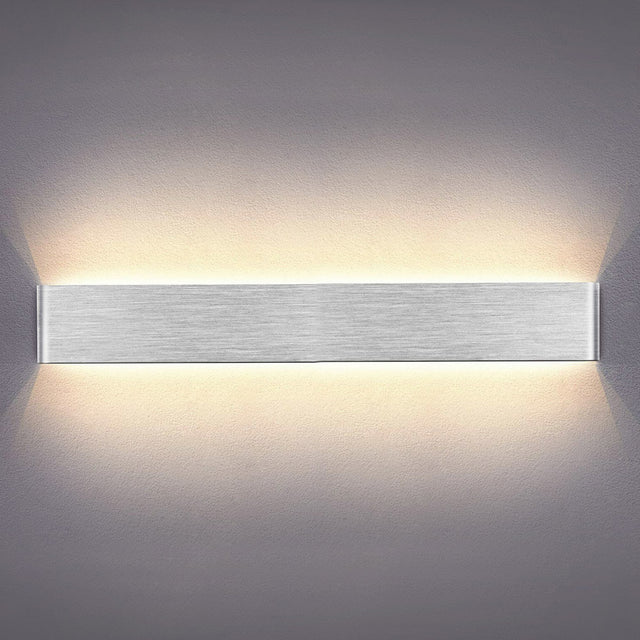 Elegante aplique LED de pared de diseño minimalista. Permite generar un tipo de luz difusa y homogénea a la vez. Son elementos funcionales y decorativos. Los apliques de pared Led suelen ser luminarias que complementan a la iluminación principal siendo un elemento importante en la decoración de los más variados ambientes.