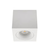 La Lámpara Arkoi es un Aplique de techo Led para la iluminación general de todo tipo de ambientes. De estilo minimalista fabricada en aluminio de alta calidad, lacado en color blanco y forma cuadrada para suspender del techo, puede instalar como un plafón de techo