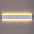Elegante aplique LED de pared en color plata de diseño minimalista. Permite generar un tipo de luz difusa y homogénea a la vez, son elementos funcionales y decorativos. Los apliques de pared Led suelen ser luminarias que complementan a la iluminación principal siendo un elemento importante en la decoración de los más variados ambientes.