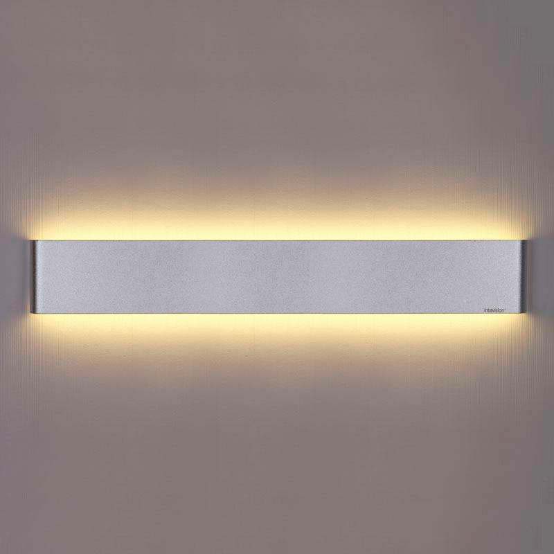 Elegante aplique LED de pared en color plata de diseño minimalista. Permite generar un tipo de luz difusa y homogénea a la vez, son elementos funcionales y decorativos. Los apliques de pared Led suelen ser luminarias que complementan a la iluminación principal siendo un elemento importante en la decoración de los más variados ambientes.